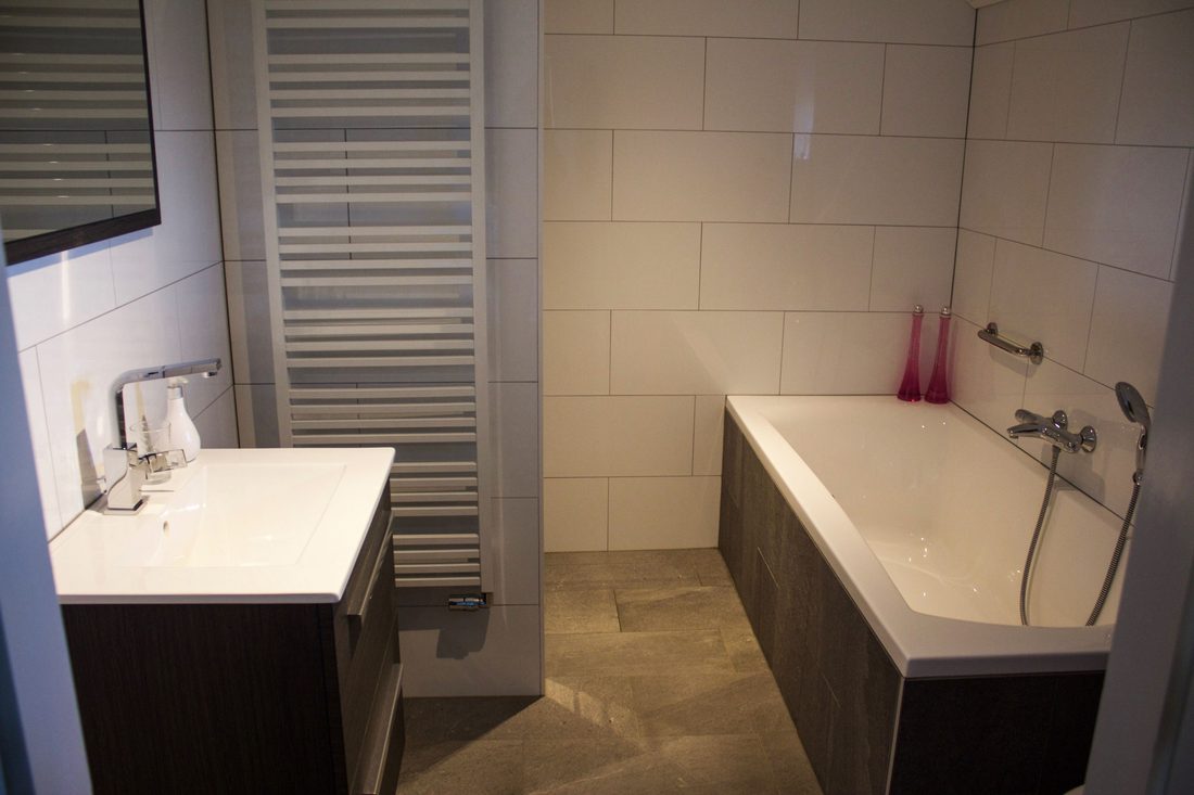Renovatie: compleet vernieuwde badkamer met ligbad, wastafelmeubel en tegelwerk