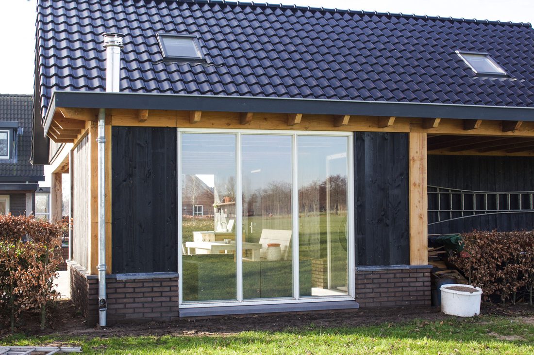 Bijgebouw met schuifpui, douglas overkapping en dakramen